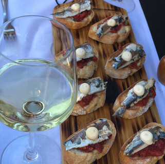 מנת דגים על קרש במסעדה