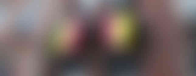 דגלי הקרנבל תלויים על מרפסות הבתים