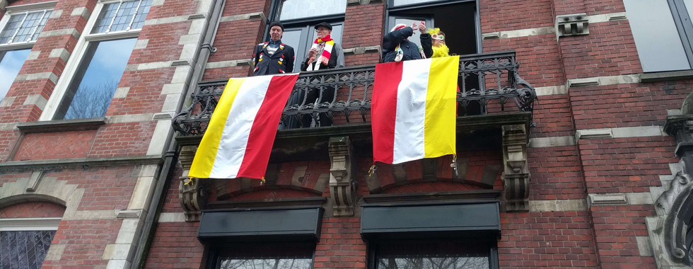 דגלי הקרנבל תלויים על מרפסות הבתים