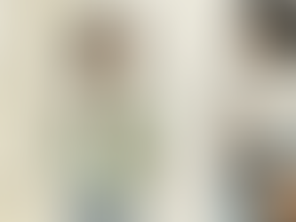 אשה בשיער שחור ומשקפיים עם רמקול מחובר לאוזניה מטיילת בעיר עתיקה עם עוד אשה