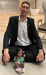 a-photo-of-sultan-kosen-the-worlds-tallest-living-man-8ft-v0-yneel65gk1jd1.webp