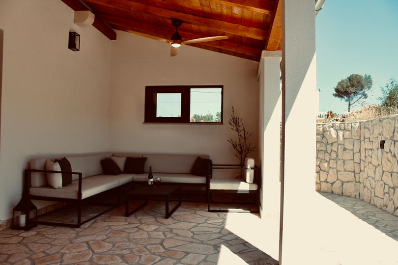 Loungeecke unter der Pergola mit Blick ins Grüne