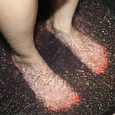 Füße im Wasser einer Klangschale-Klangwasser-Erlebnis