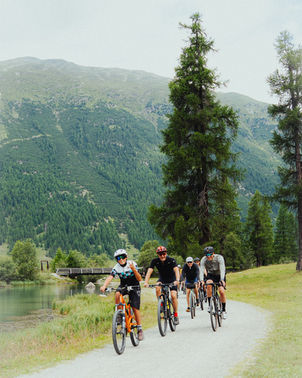 Gravel Biker im Engadin. Foto by Noemi Ardesiph