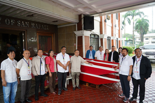 25 Mangingisda sa San Rafael, Tumanggap ng Motorized Boat at Fishing Supplies mula sa DOLE at LGU