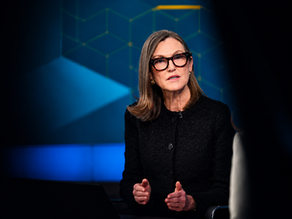 Cathie Wood koopt voor $53,5 miljoen Tesla-aandelen: komt er een herstel?