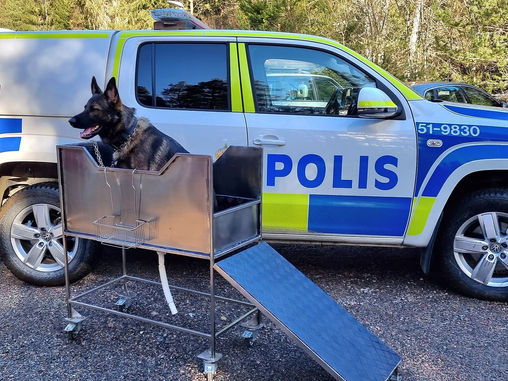 Mobilt badkar för polishundar