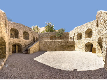 Innenhof des Pulverturms in Eisenstadt mit historischen Steinmauern, Rundbögen und offenem Himmel – Veranstaltungsort für den Benefiz-Heurigen des Lionsclubs