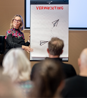 Wietske geeft een workshop Zakelijk Tekenen. Deelnemers leren visueel werken met eenvoudige tekeningen en symbolen.