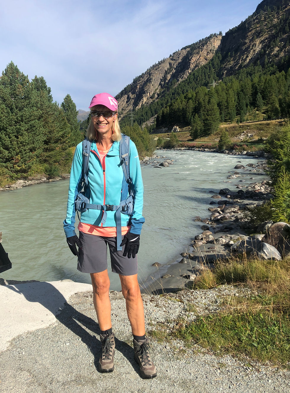 Die Künstlerin Beatrice Del Conte auf dem Wanderweg hoch über dem Silsersee Engadin