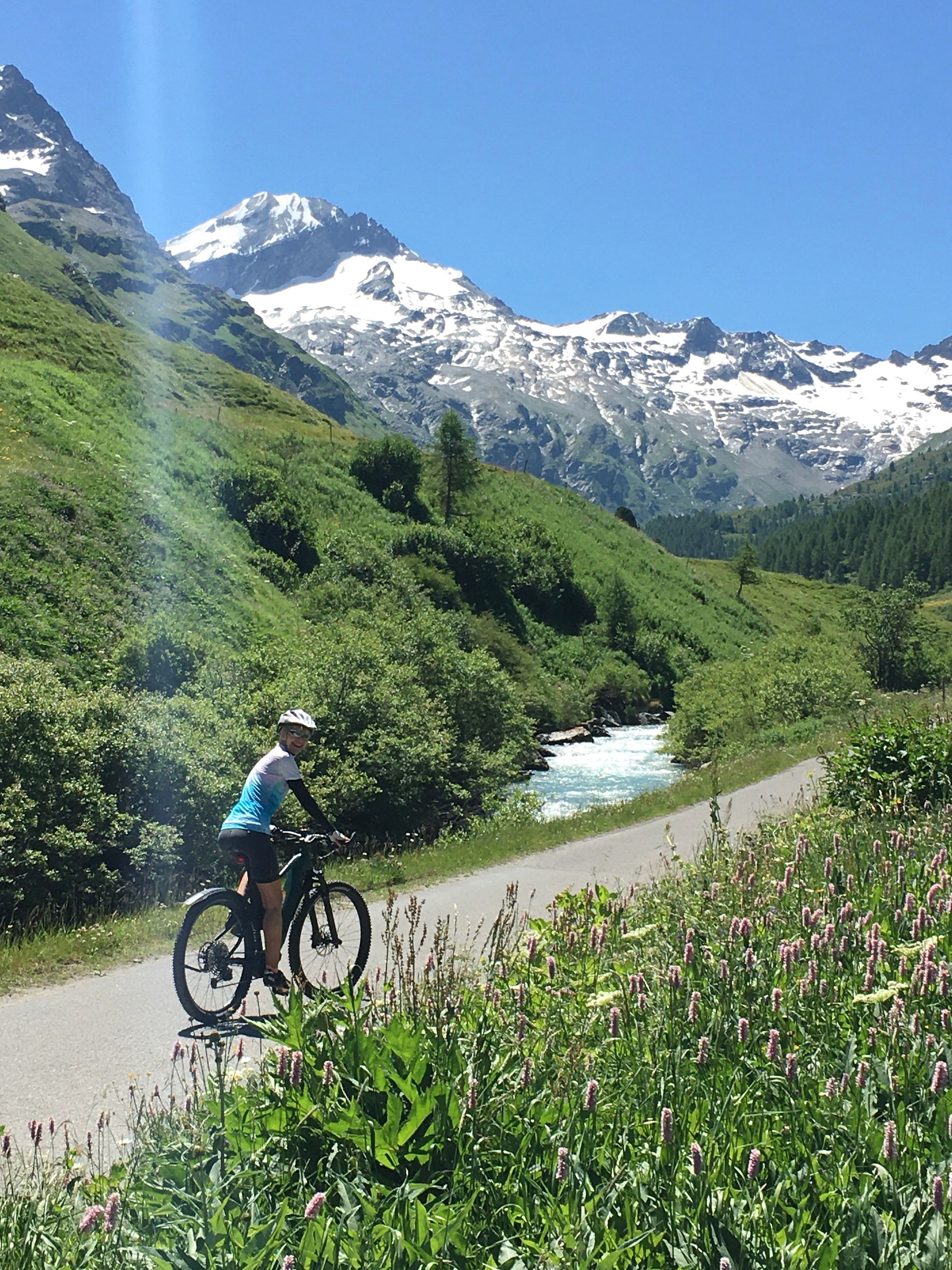 Frau fährt Velo im Fextal Bike Veloklamotten