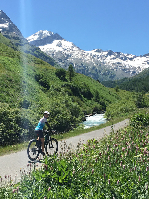 Frau fährt Velo im Fextal Bike Veloklamotten