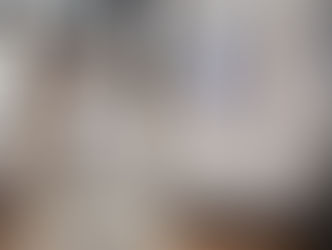 Husky AKIRO neben seinem Aquarellportrait – Kunst 2026 aus innerer Veränderung, Hingabe und Präsenz.