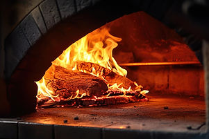 Forno a legna con fiamme vive