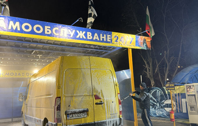 Измиване на жълт бус в осветена клетка на автомивка Пловдив Петрол.
