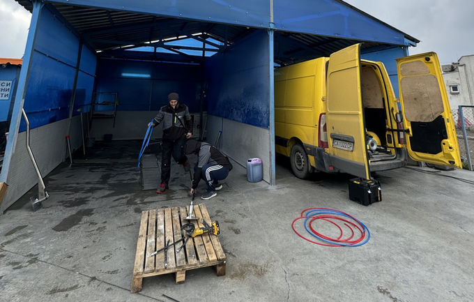 Екипът на SSF Carwash подготвя оборудването за автомивката в Лом през 2025 г.
