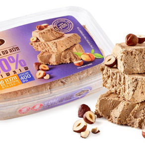 חלוה חדשה עם אגוזי לוז של חברת "אחוה"