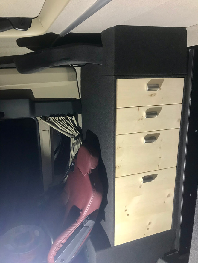 Den Notsitz mit gesamtem Zubehör clever und sicher eingebaut.
In der untersten Schublade ist die Wema-Kühlbox integriert.