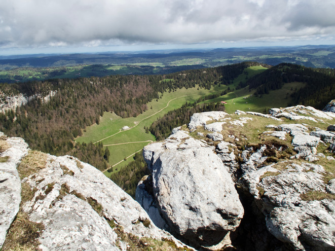 Mit steiler Passage über die Wiese hinauf, welche Barbara mit Erstaunen gemeistert hat, Flurin 2x absteigen musste. Dicke Pneus sei Dank!
Auf dem Bild nicht erkennbar, WIE steil der stark steigende schmale feuchte Wiesenweg bis zur Crêt de la Neige war.