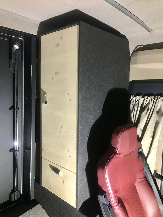 Garderobenschrank und Schublade für Schuhe. Auf dem Element ist Platz für eine Tagesdecke.
Zwischen Schrank und Wand sind Schirme und Wanderstöcke verstaut.
