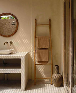 Salle de bain avec meuble vasque, miroir et échelle porte-serviettes en teck