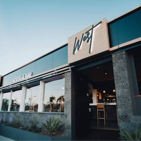 Mobilier pour le restaurant "West" réalisé à Bali