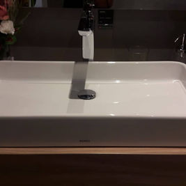 Acheter des vasques en céramique blanche pour les salles de bains à Bali