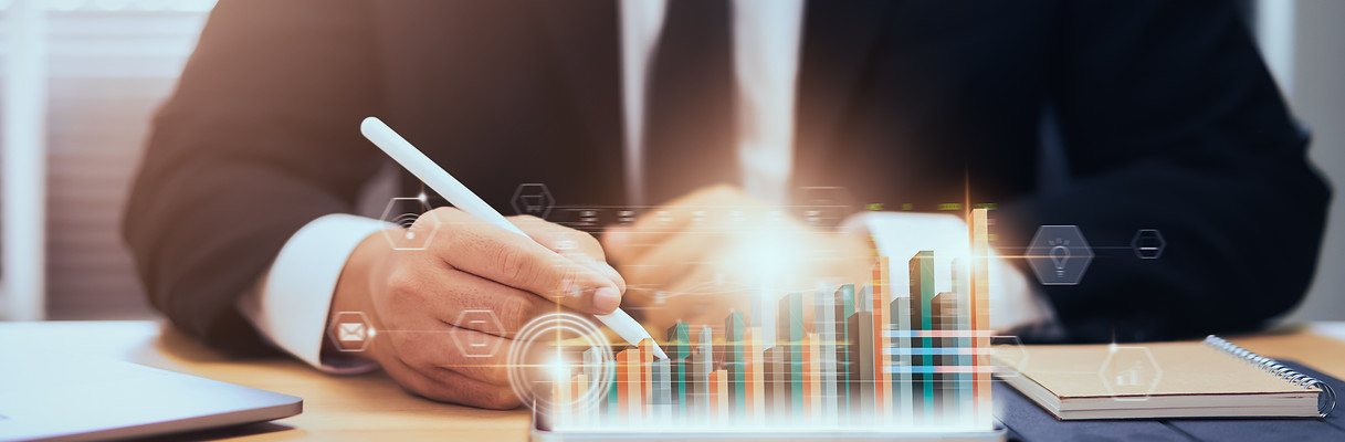 vecteezy_businessman-using-digital-table
