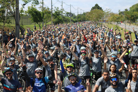 Sucesso Absoluto! 1336 ciclistas celebram os 100 anos da Caterpillar em Campo Largo e dão um show de solidariedade 