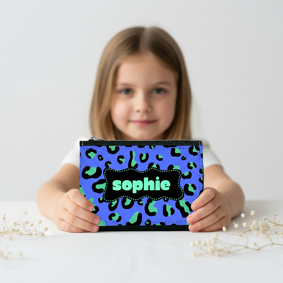 Neon-Leo Geldbörse für Kinder mit Wunschname. Kompakt (120×85 mm) mit 4 Kartenfächern, Scheinfach & Münzfach. Magnetverschlus