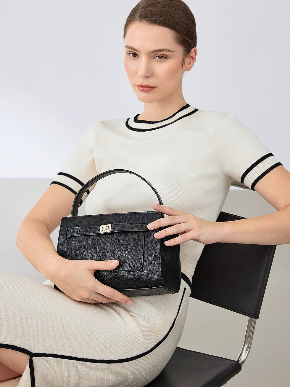 Miniatura: SHEIN EZwear سويتر ذو فتحة رقبة على شكل V مطرز بالتفاصيل للمقاسات الكبيرة، لون 