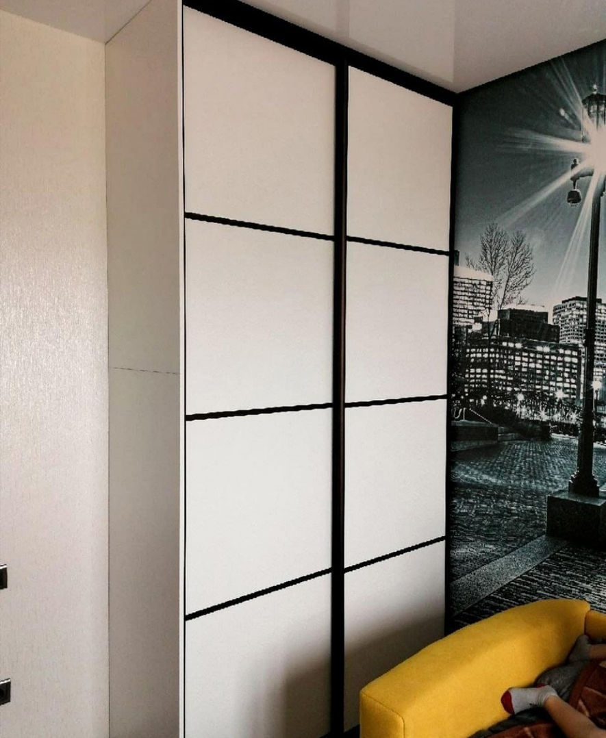 Современные белые шкафы-купе с чёрными вставками