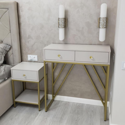 Серый туалетный столик с двумя ящиками и золотистой металлической рамой