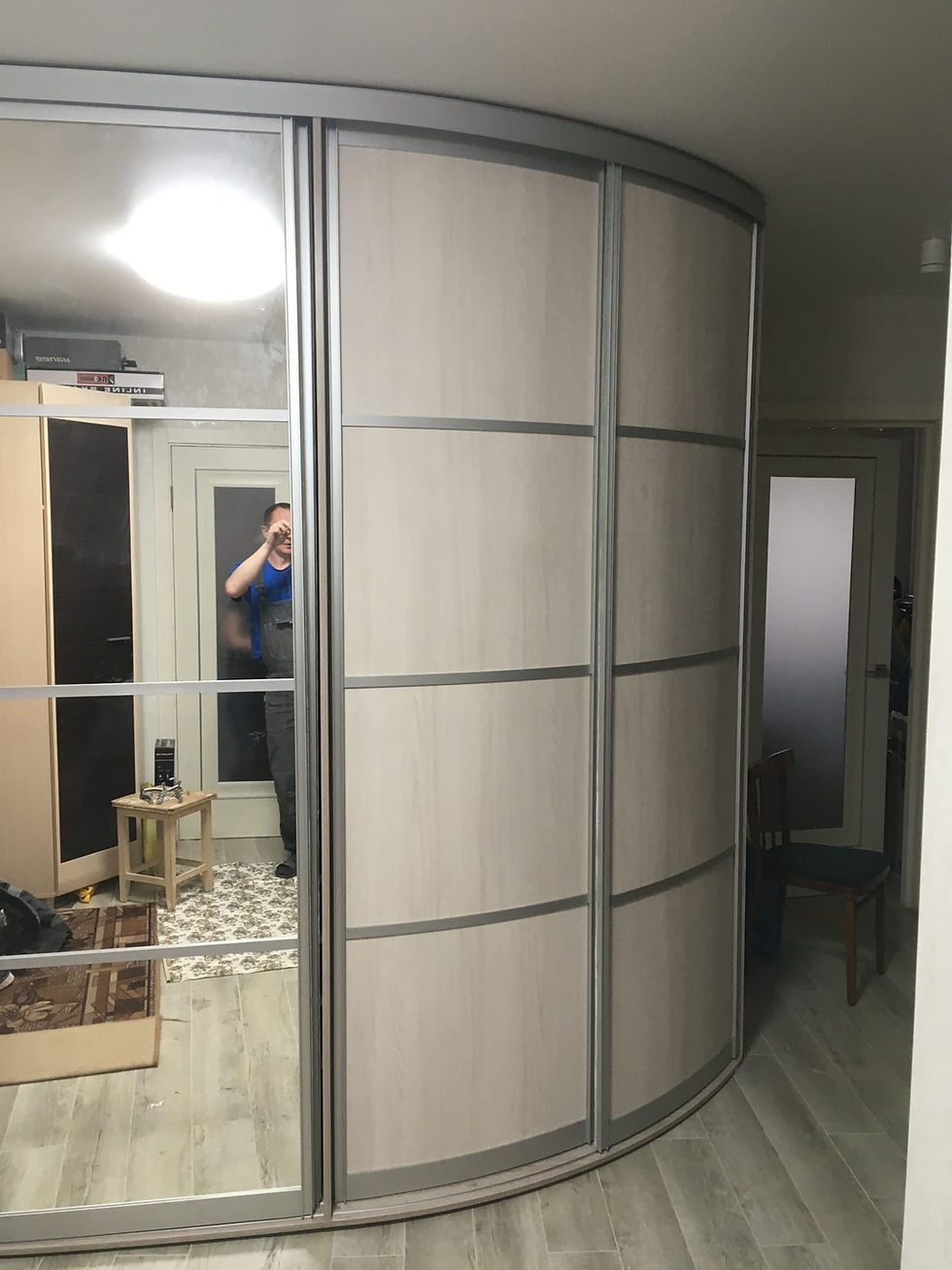 Радиусный шкаф-купе с зеркалом на заказ во Владимире от производителя МФВ