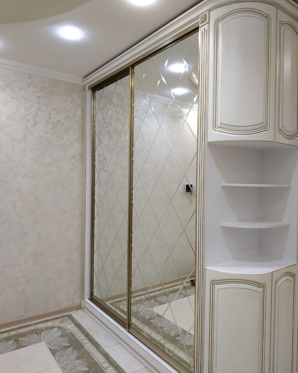 Стильный шкаф-купе с зеркальными дверями