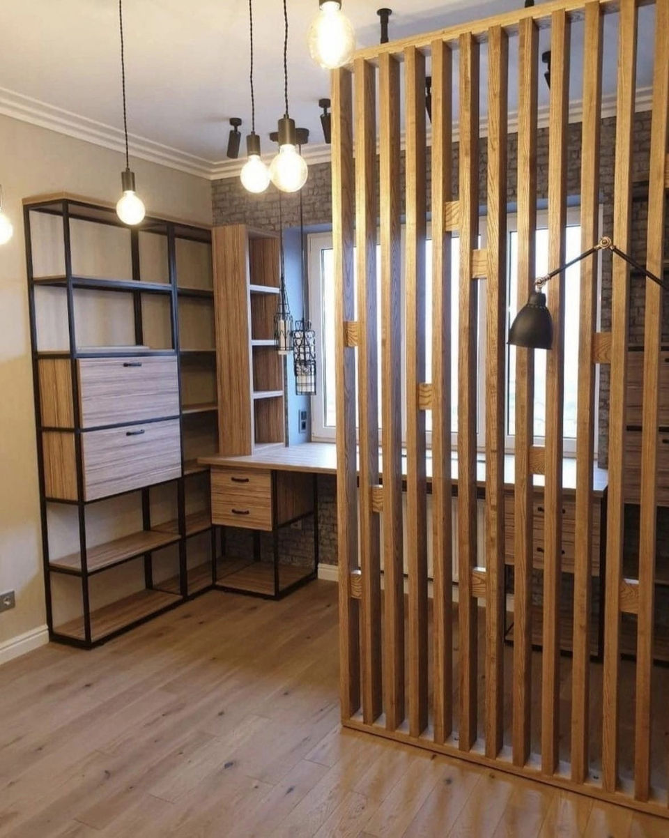 Стильный деревянный разделитель комнаты с металлическими полками
