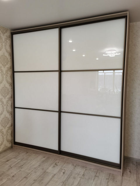 Современный белый шкаф-купе с раздвижными дверями