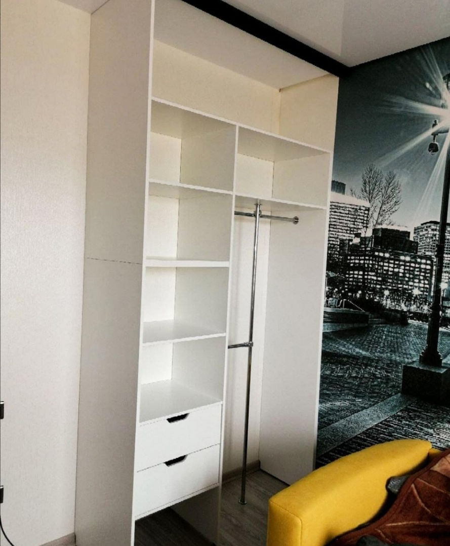 Встроенный белый шкаф-купе с полками и штангой для одежды