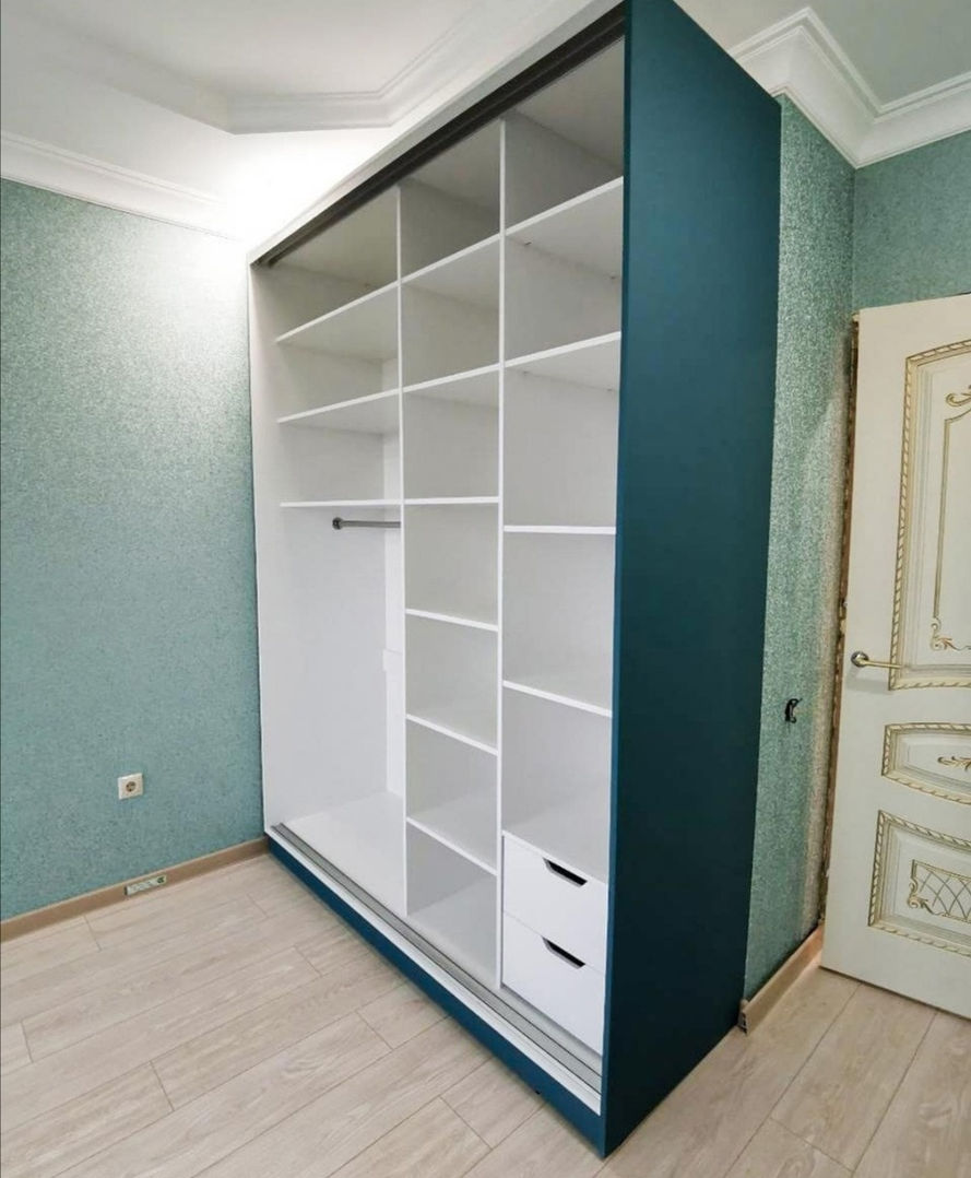 Встроенный шкаф-купе с белыми полками и тёмно-бирюзовой дверцей