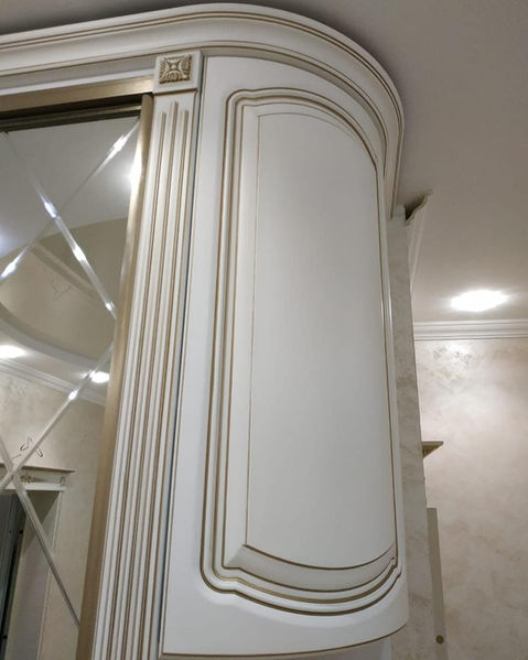 Элегантный белый шкаф-купе с золотистыми деталями