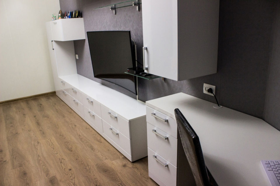 Современная белая гостиная мебель с телевизором