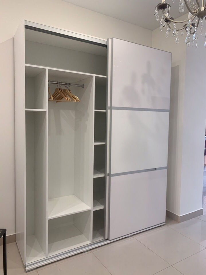 Белый шкаф-купе с раздвижными дверями и полками