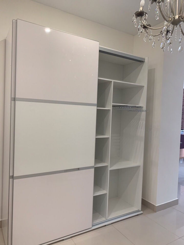 Белый шкаф-купе с раздвижными дверями и полками