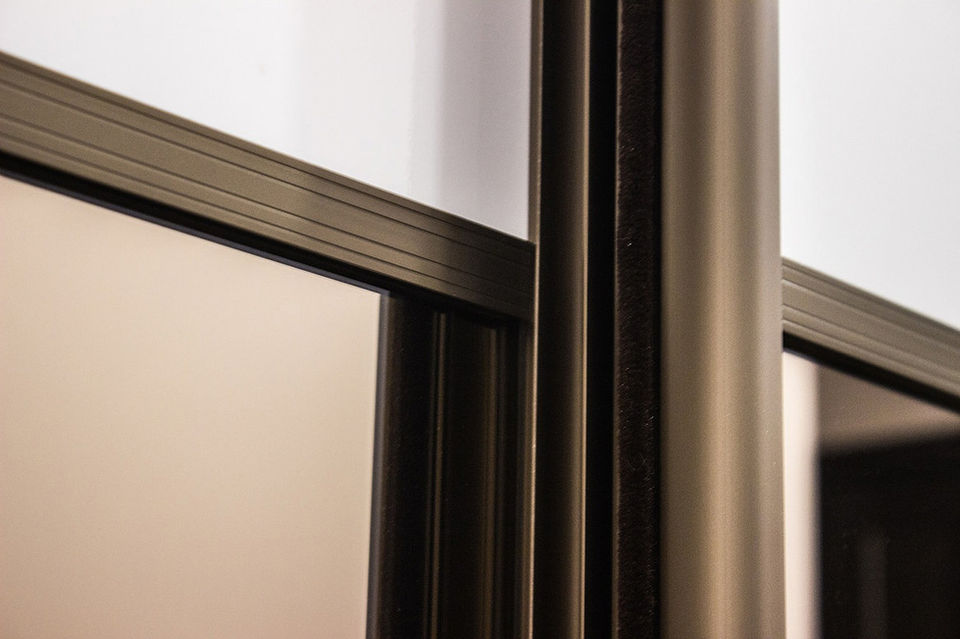 Современные раздвижные двери с бронзовой отделкой