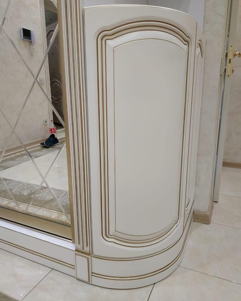 Элегантный шкаф-купе с бежевыми дверцами