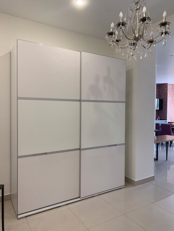 Белый шкаф-купе с раздвижными дверями
