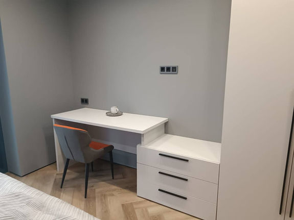 Современный белый письменный стол с тумбой и стулом