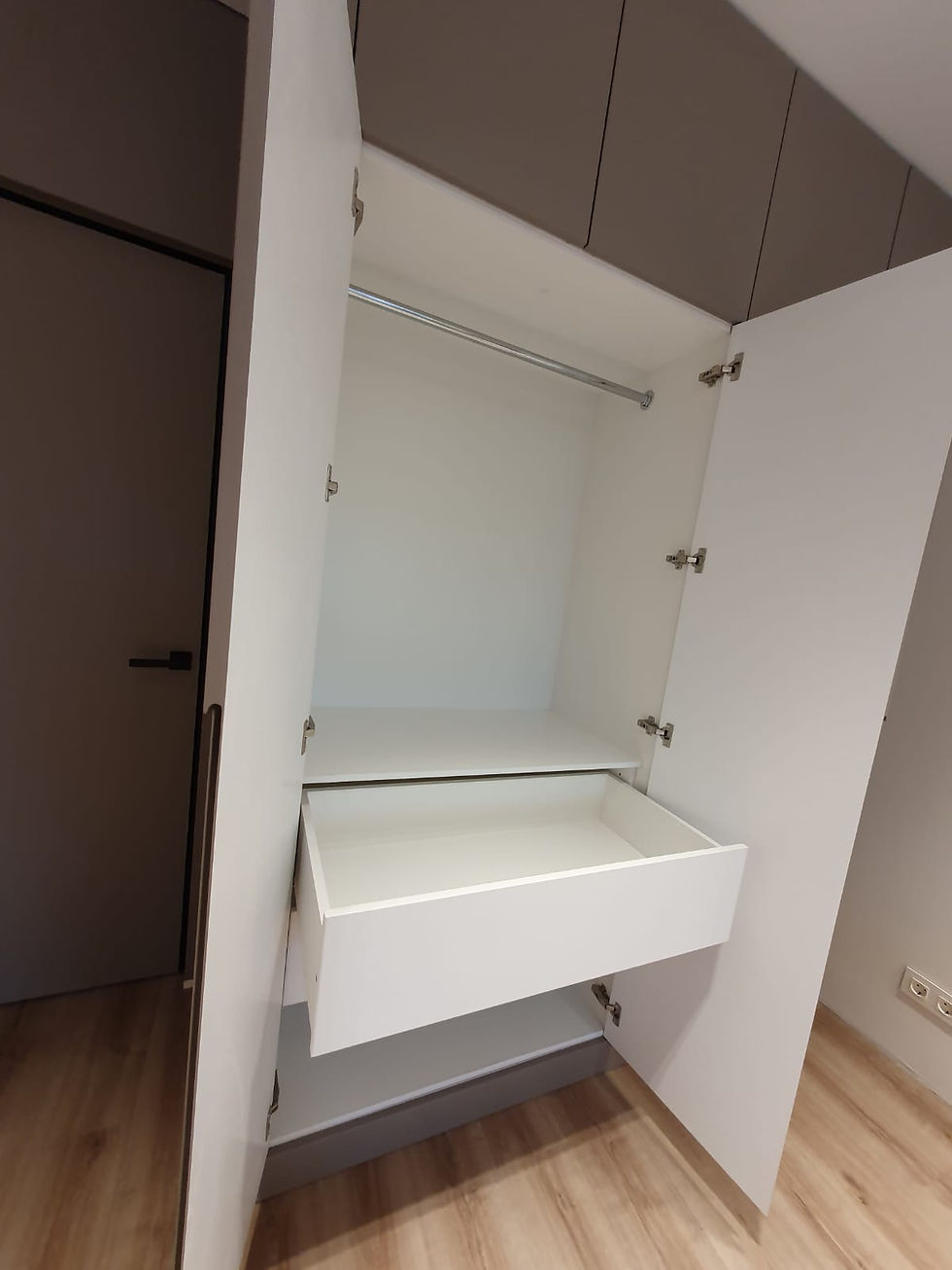 Миниатюра: Встроенные распашные шкафы на заказ во Владимире