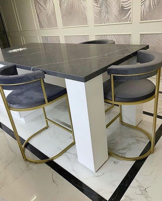 Стильный обеденный стол из камня с синими барными стульями