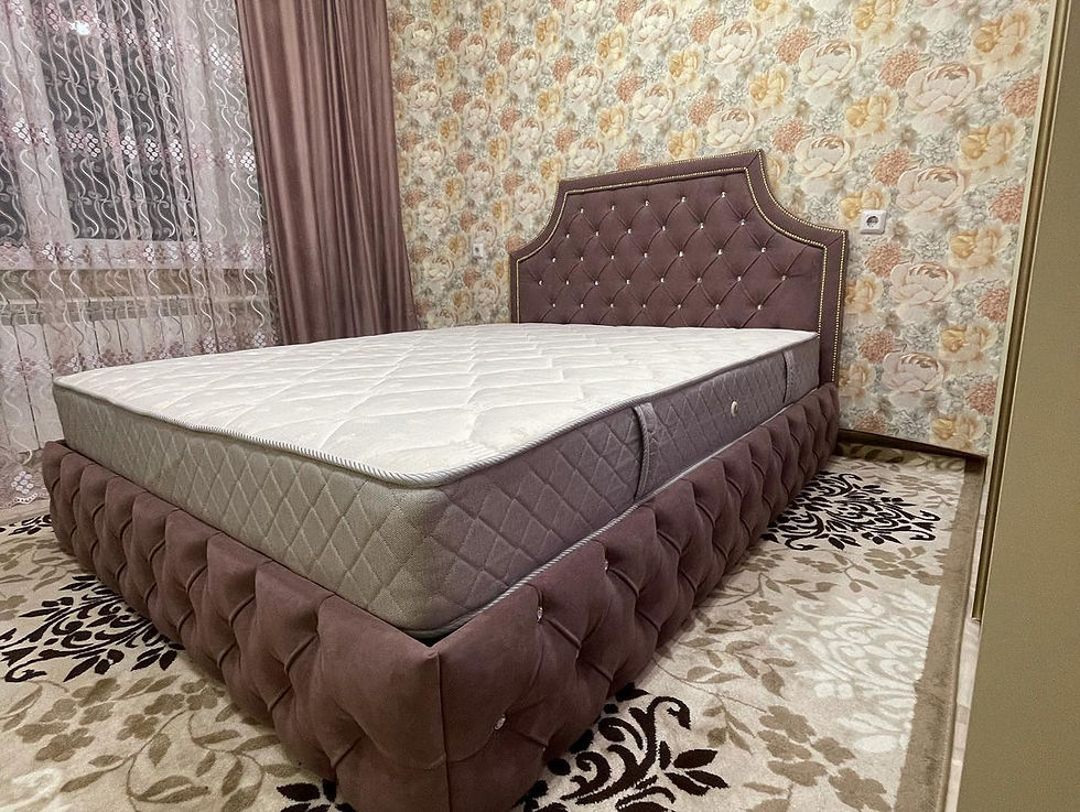 Уютная кровать с мягким изголовьем и матрасом